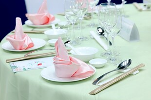 精致餐桌布置 粉色系餐具