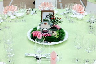 精致婚礼餐桌花卉装饰