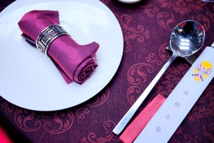 精致餐具与餐巾布置
