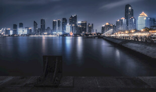 城市夜景水面映耀璀璨灯火