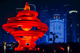 青岛五四广场标志性雕塑夜景