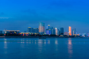 城市湖畔夜景灯火璀璨