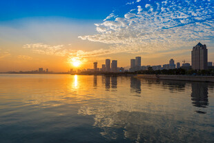 城市湖畔绝美日落景观