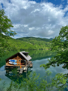 湖上木屋静谧的自然景致