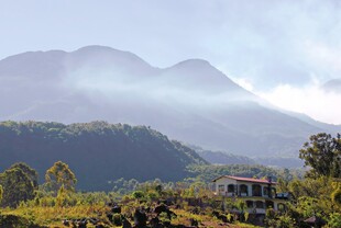 山间美景小屋隐于绿野