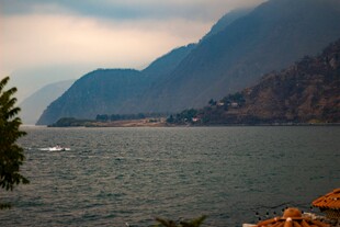 山水相依的静谧湖景