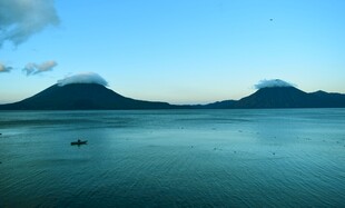 宁静湖畔远山美景