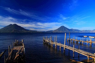 宁静湖畔的木质栈桥风景