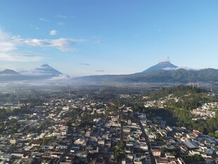 俯瞰城市与远山美景