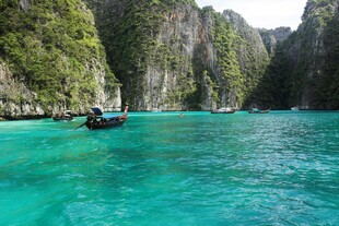 美丽海岛蓝绿水景风光