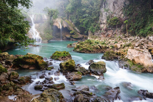 山间溪流瀑布自然美景