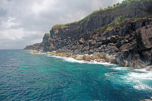 海岸边的壮阔蓝色海景