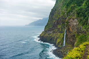 海岸边的壮美景观