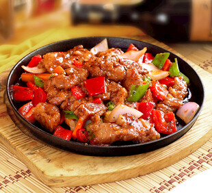 铁板美味肉块配彩椒