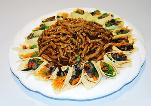 美味肉丝卷摆盘精致