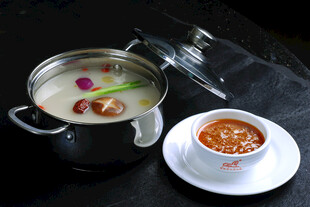 美味火锅与蘸料组合
