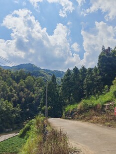 山间蜿蜒小路