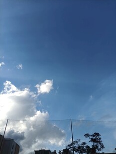 晴朗蓝天与飘浮白云