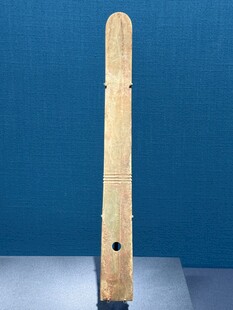 玉质长条物件展示