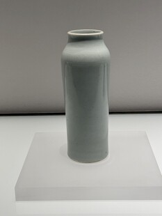 浅绿陶瓷瓶置于展台上