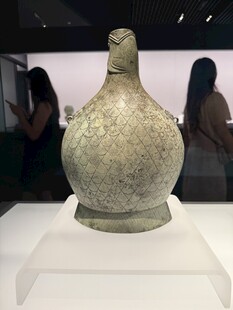 古代青釉蒜头瓶展示