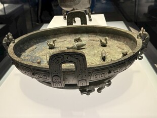 古代青铜鼎文物展示