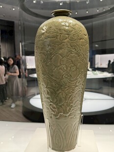 精美青釉刻花瓶展示