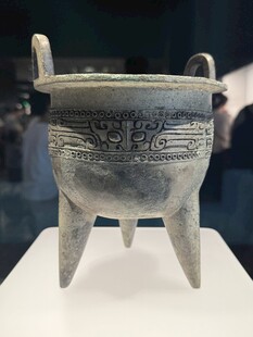 古代三足青铜鼎文物展示