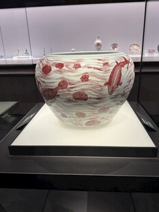 红白花纹瓷器花瓶
