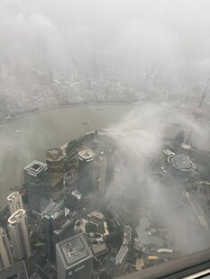 雾中城市景观鸟瞰