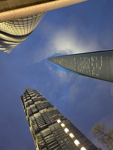 仰视都市摩天大楼景观