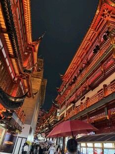 古街夜景 灯火璀璨人熙攘