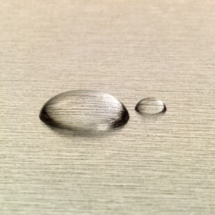 金属表面的晶莹水滴