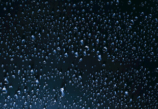 玻璃上的细密雨滴