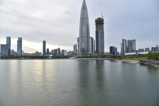 城市河畔的摩天大楼景观