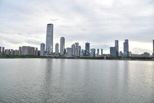湖畔都市天际线美景