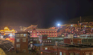 色达夜景璀璨灯火映红砖