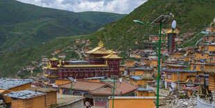 藏区山间金顶寺庙建筑群