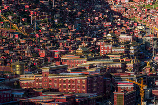 俯瞰多彩错落的建筑景观