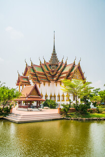 泰国寺庙临湖美景