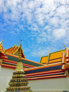 泰国寺庙屋顶与蓝天白云