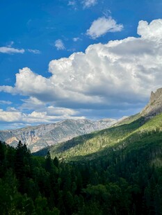 山间绿野蓝天白云美景