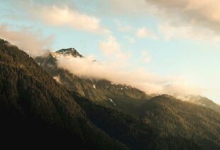 山间云雾缭绕的壮美景色