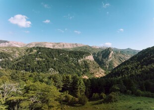 山间绿野蓝天美景