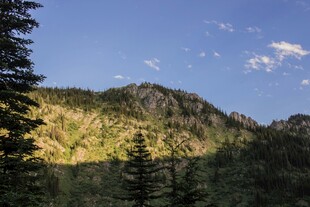 山林间的秀丽山景