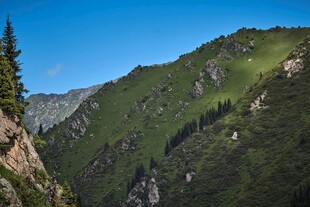 青山峻岭间的自然美景