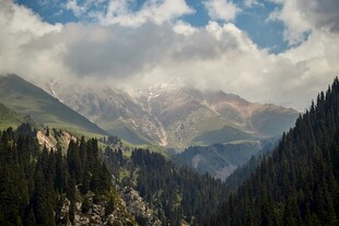 壮丽山景云雾缭绕