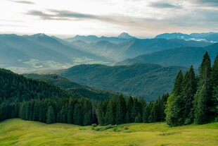 山间绿野壮美自然景观