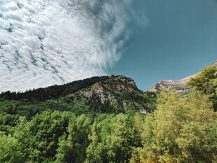 青山绿树间的蓝天美景