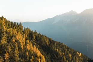 山林美景阳光洒照山峦